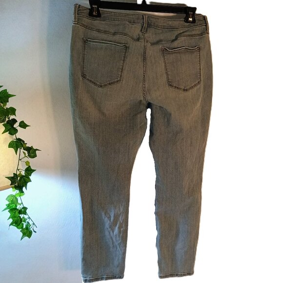 GUC: Universal Thread Sze 18/34S Light Wash Distressed High Rise Skinny Jeans - Picture 2 of 3